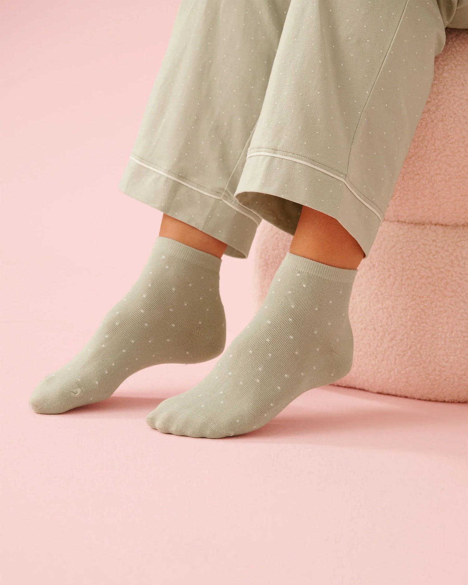 La Vie en Rose_Mineral Gray Mini Dot_Polka Dot Ribbed Socks_40700455_P30144_01