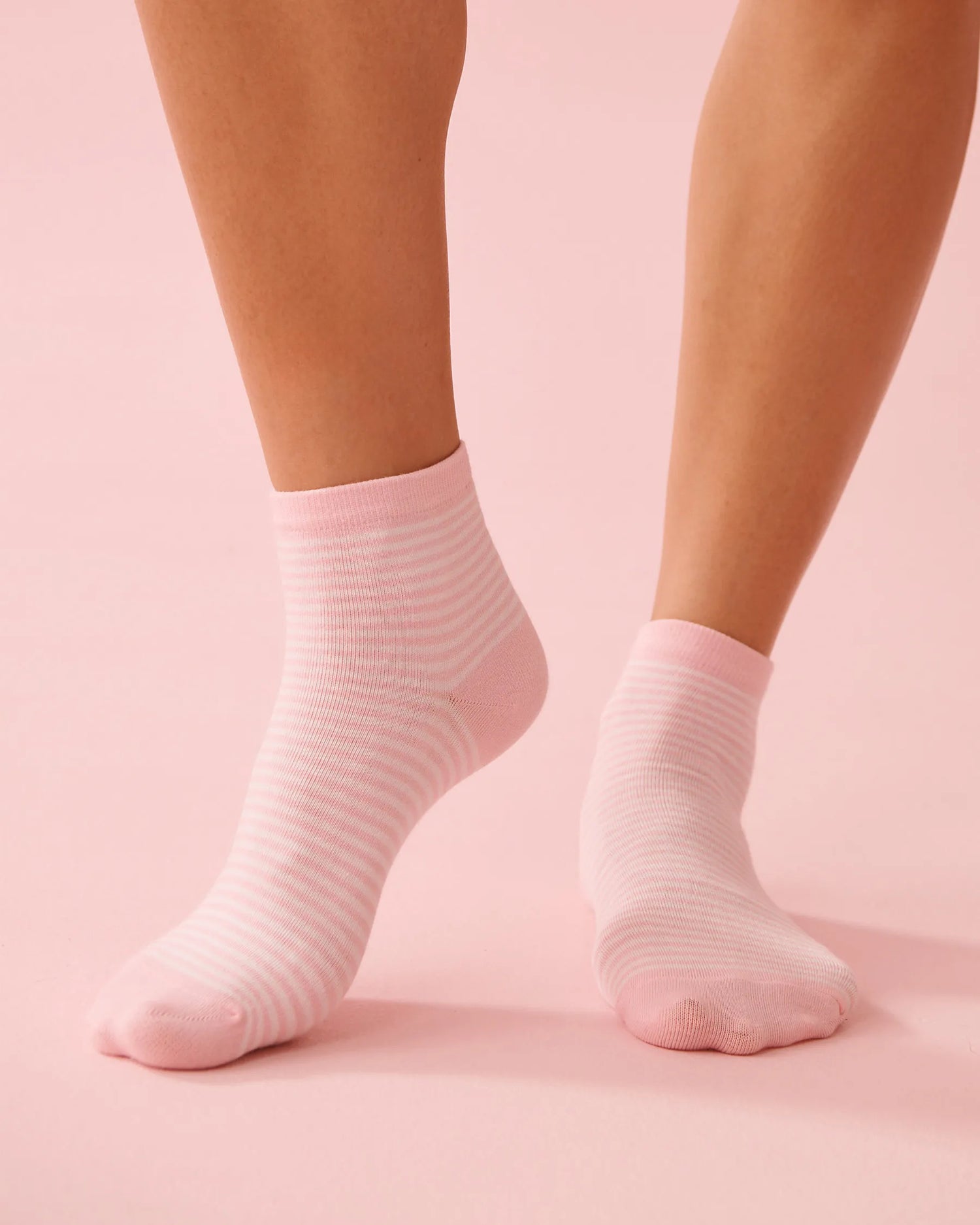 La Vie en Rose_Tickled Pink Stripes_Gingham Ribbed Socks_40700455_P60460_03