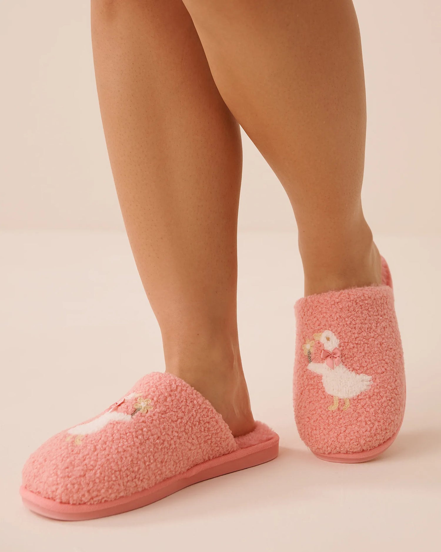 La Vie en Rose Pink Icing Women Goose Pattern Curly Fur Slippers SKU: 40700462_60017 Image 01