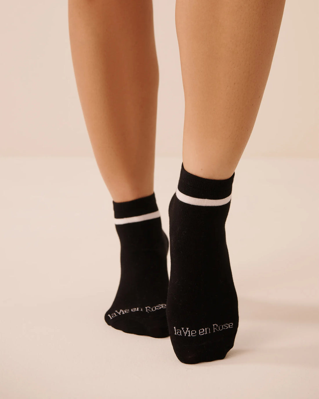 La Vie en Rose Black Beauty Women Ribbed Socks SKU: 40700464_00001 Image 01