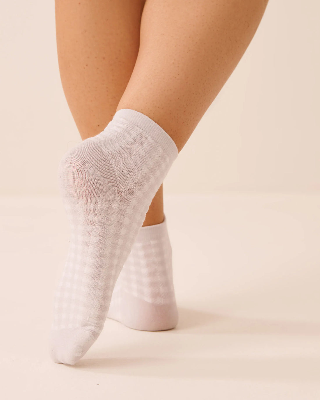 La Vie en Rose Quiet Gray Gingham Women Ribbed Socks SKU: 40700469_P00516 Image 02