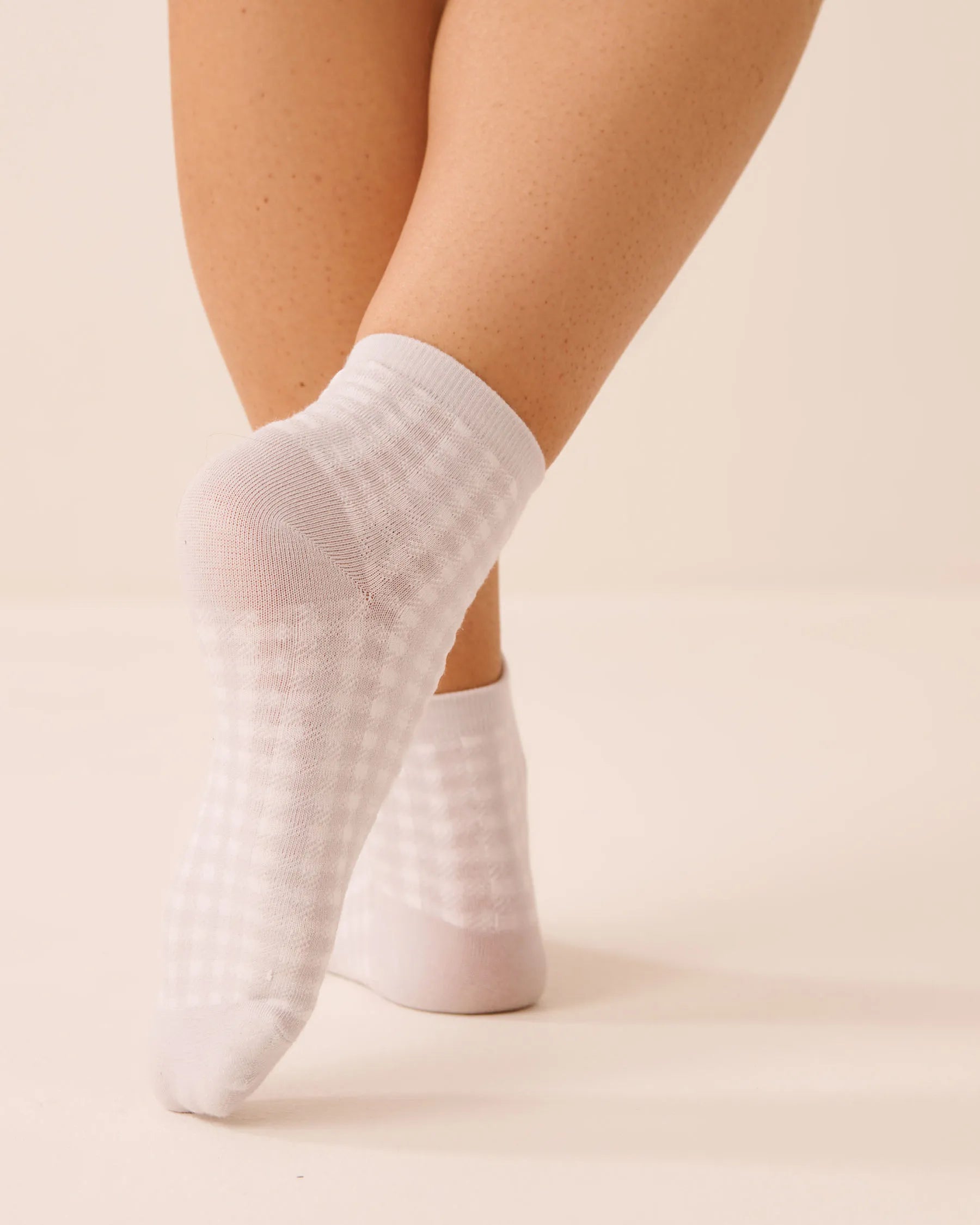 La Vie en Rose Quiet Gray Gingham Women Ribbed Socks SKU: 40700469_P00516 Image 02