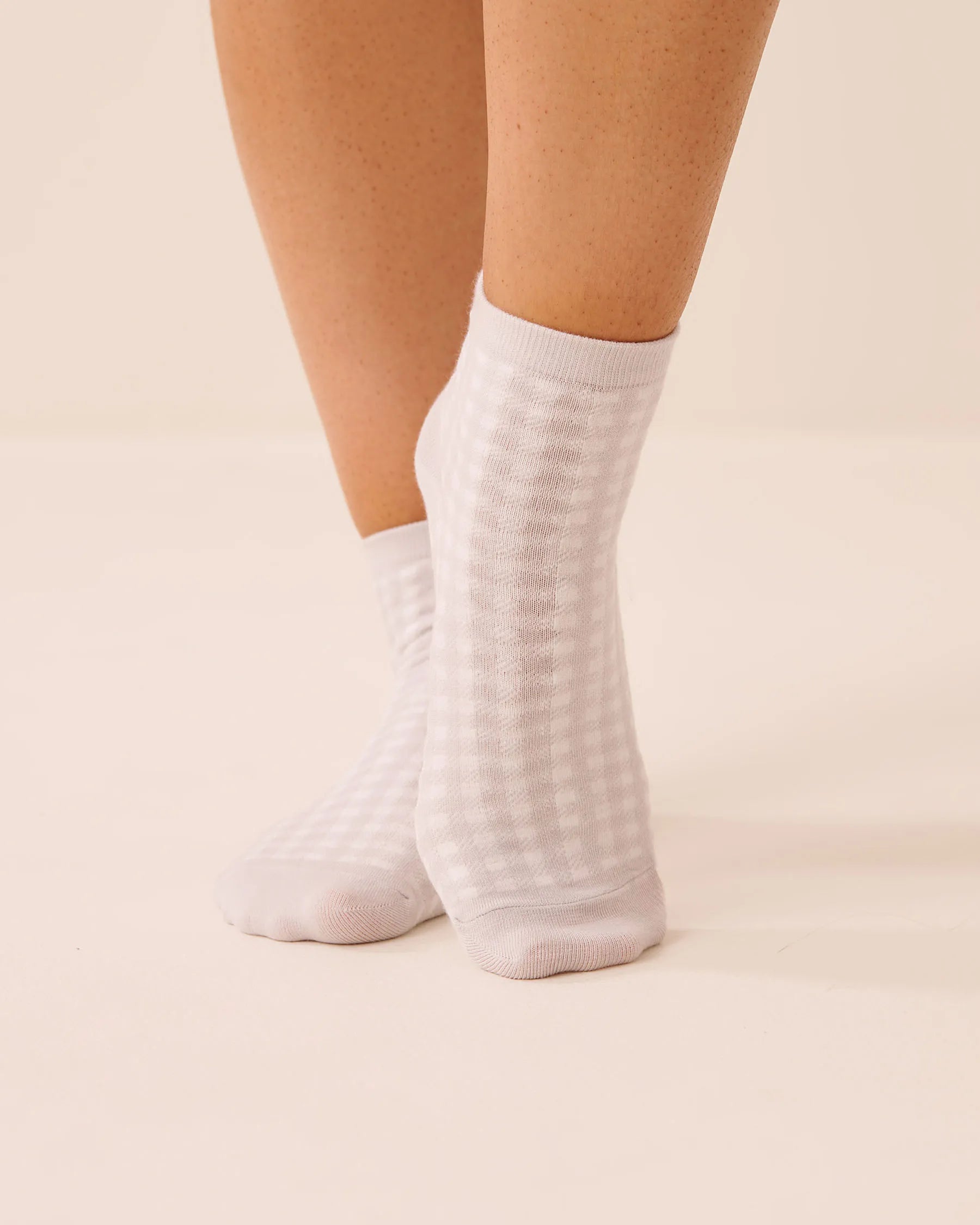 La Vie en Rose Quiet Gray Gingham Women Ribbed Socks SKU: 40700469_P00516 Image 03