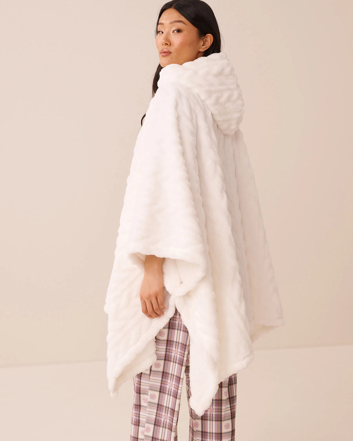 La Vie en Rose Snow White Cable Women Leopard Soft Plush Hooded Cape SKU: 40700503_P10345 Image 02