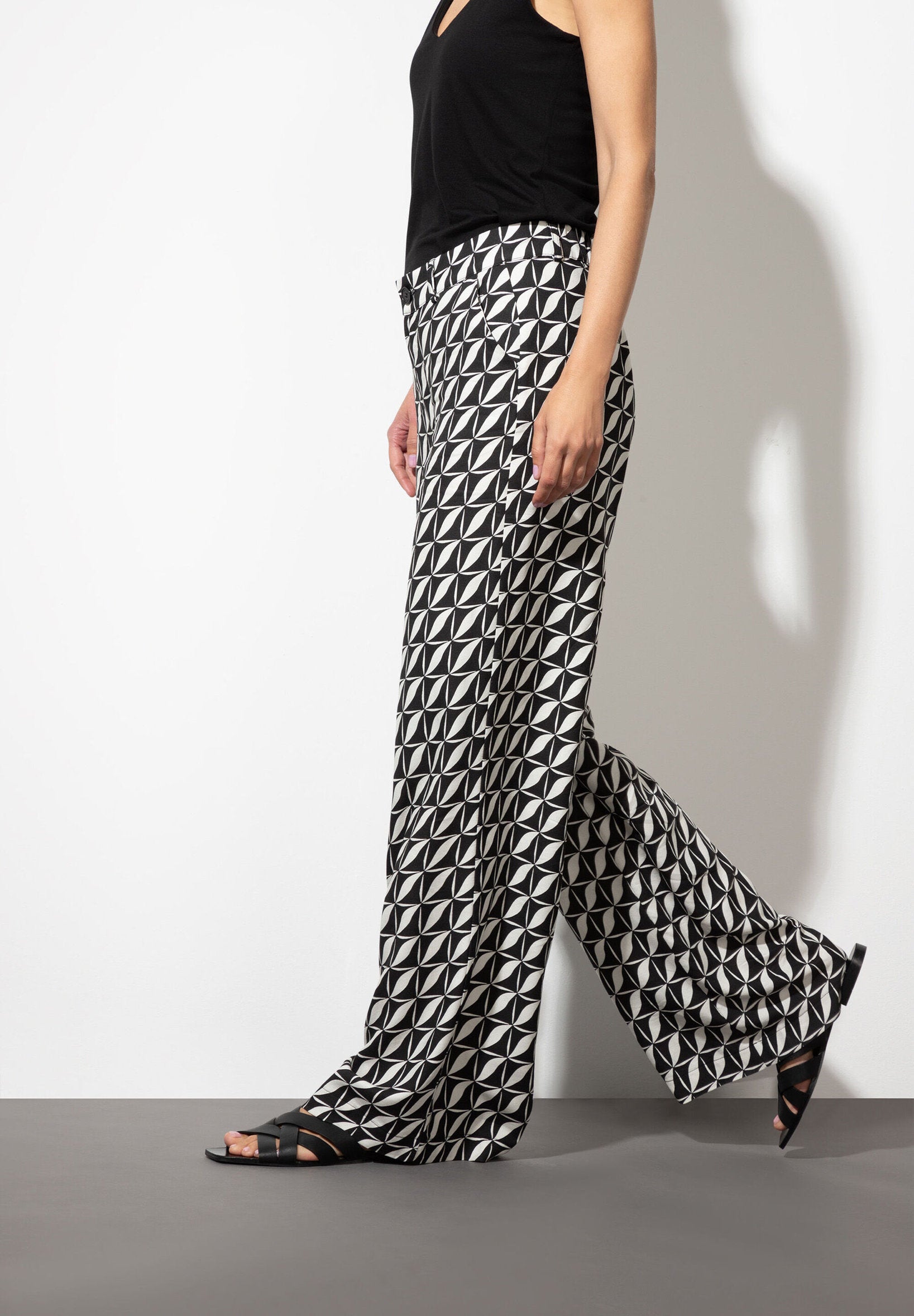 Graphic Print Palazzo Pants_41064055_2790_03