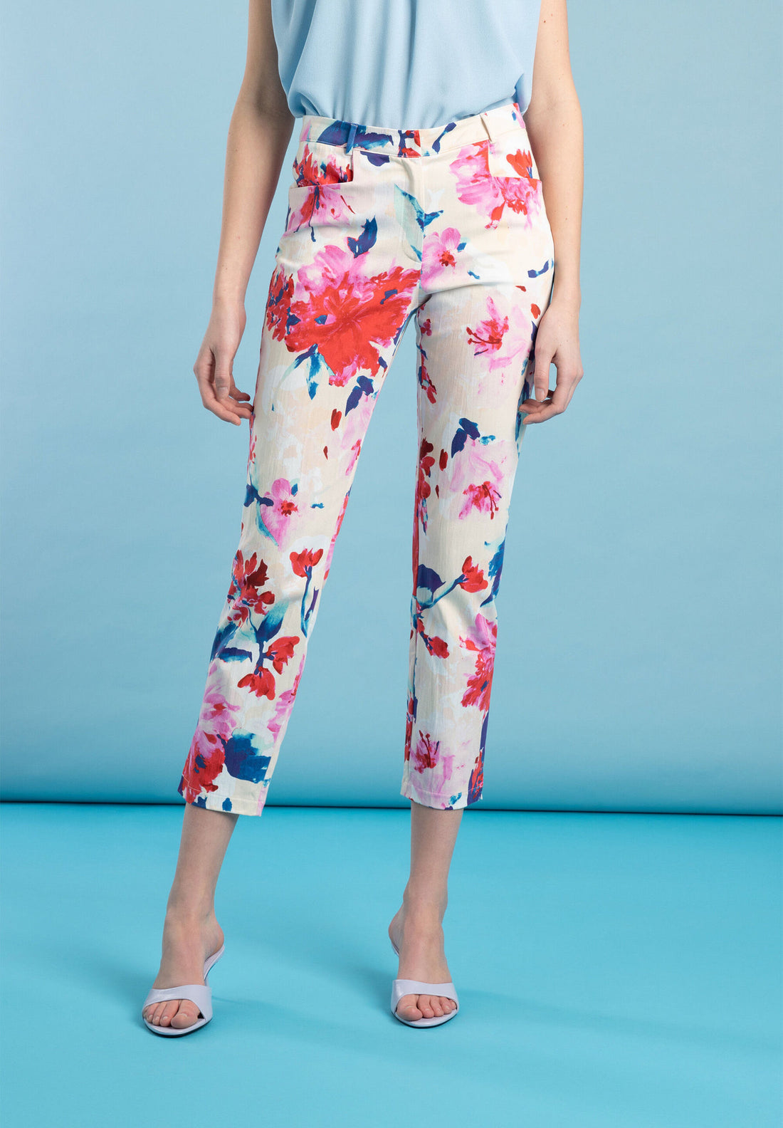 Cropped Trousers With Floral Print_41244080_4041_01