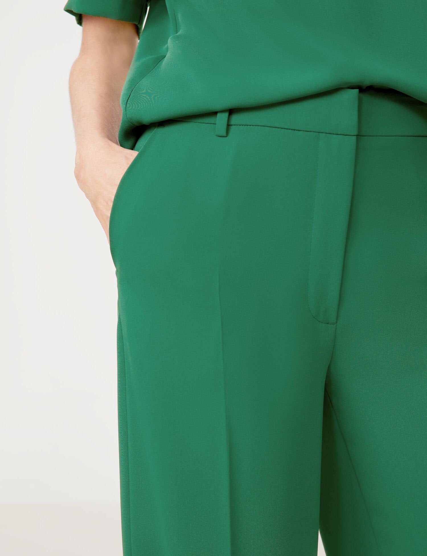 Flowing Trousers With Pressed Pleats_420003-31222_50949_04