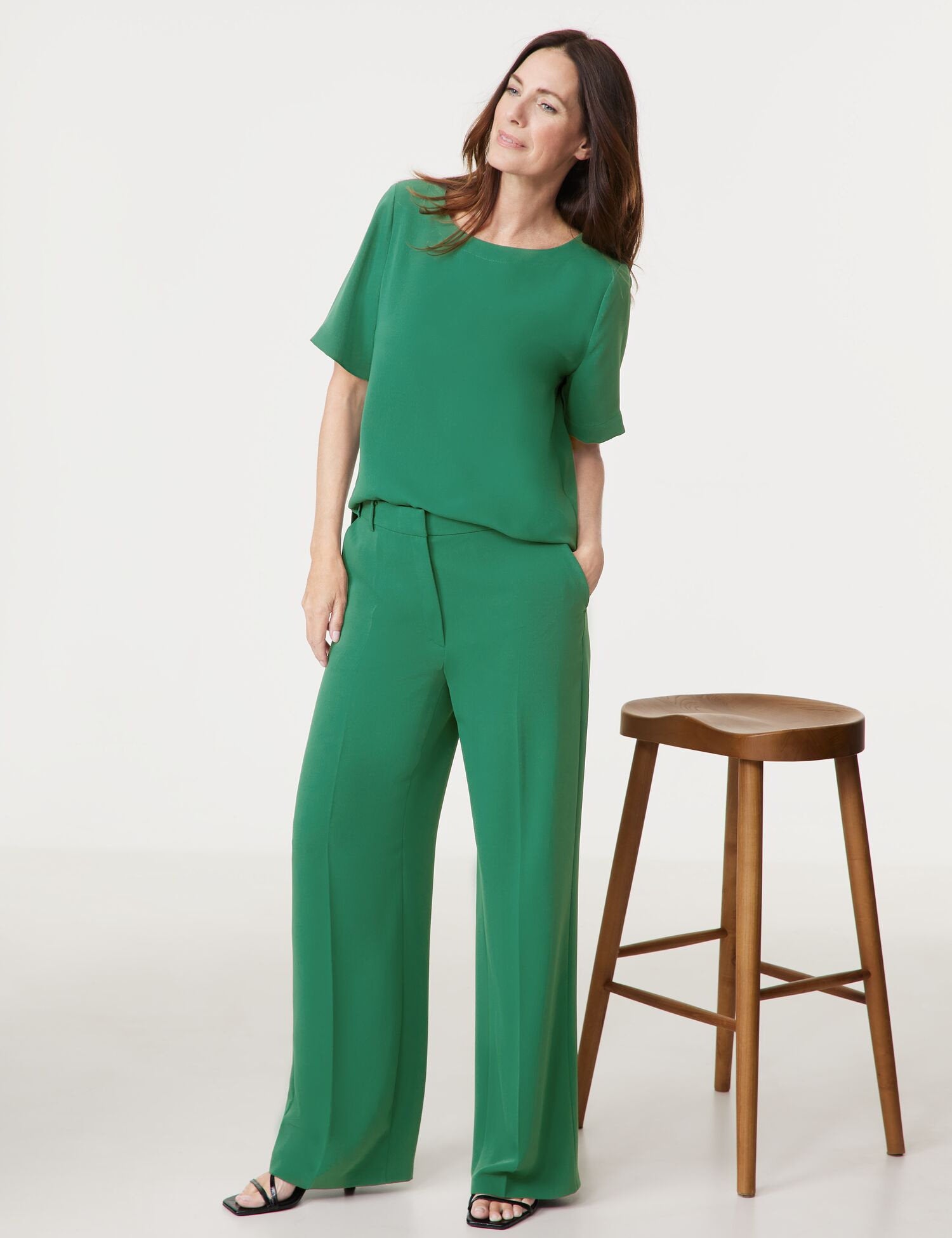 Flowing Trousers With Pressed Pleats_420003-31222_50949_05