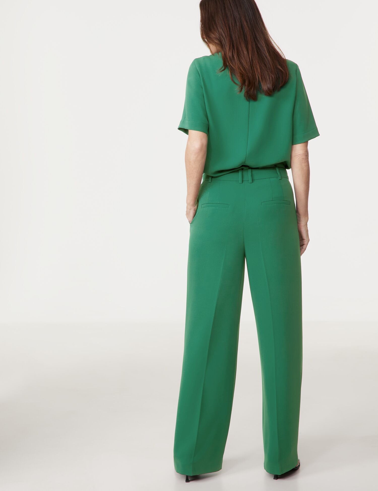 Flowing Trousers With Pressed Pleats_420003-31222_50949_06