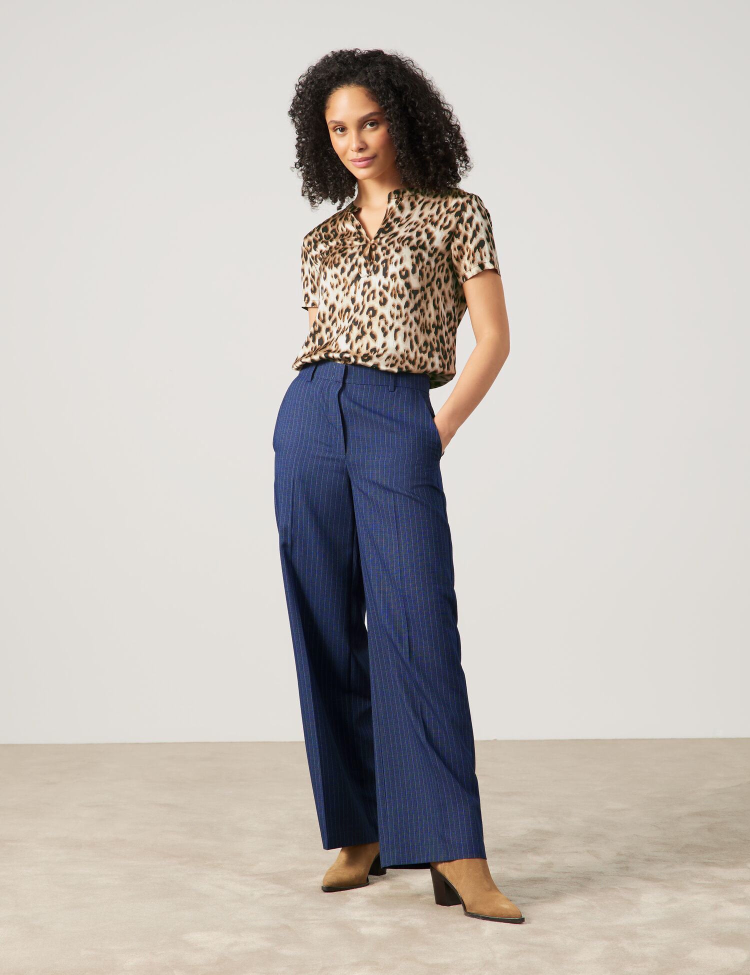 Elegant Cloth Trousers With Pinstripes_420006-31312_8103_01