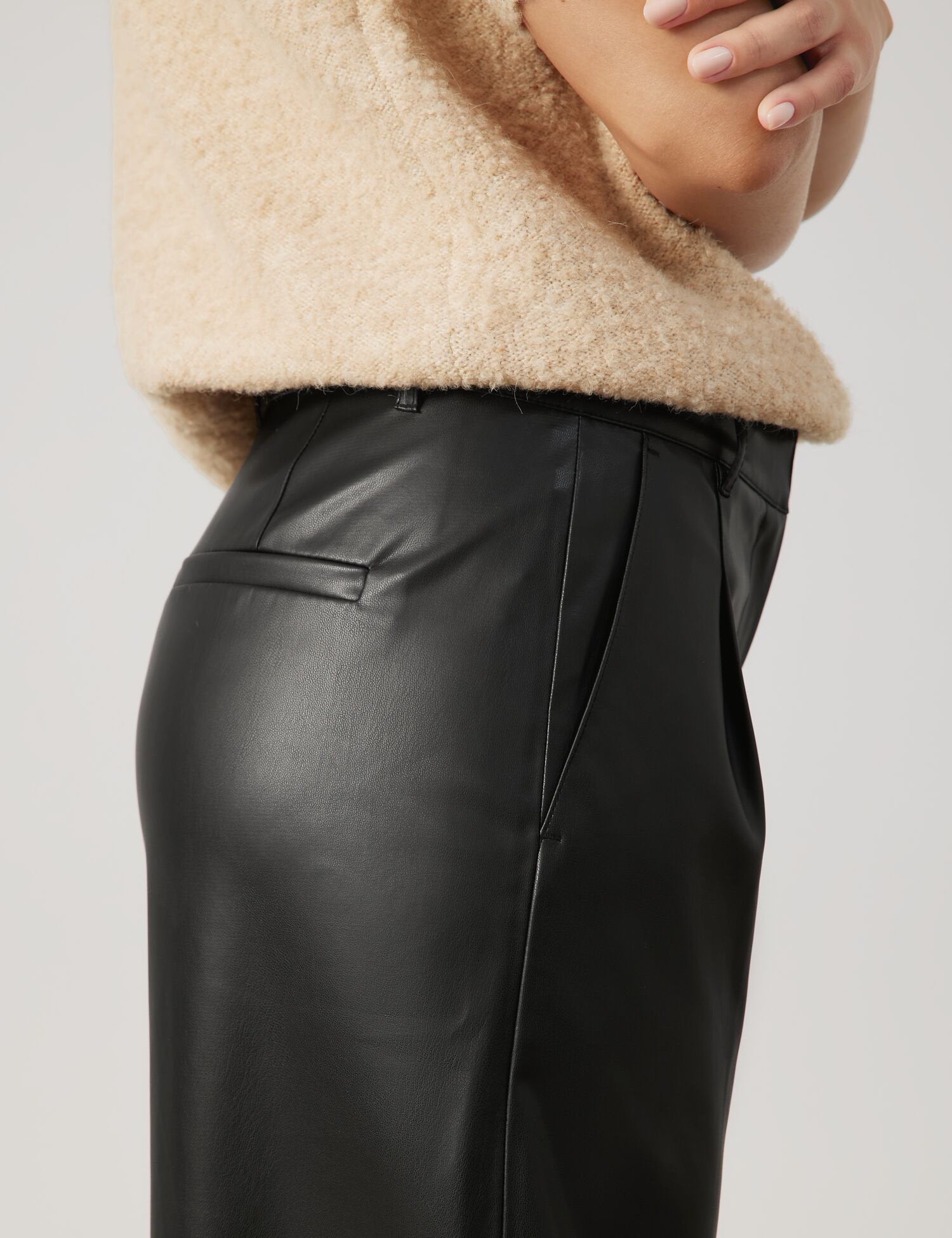 Wide Trousers In Leather Look_04