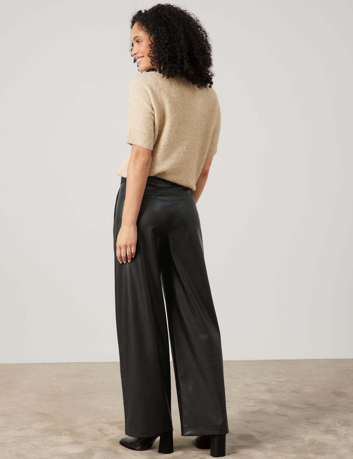 Wide Trousers In Leather Look_06