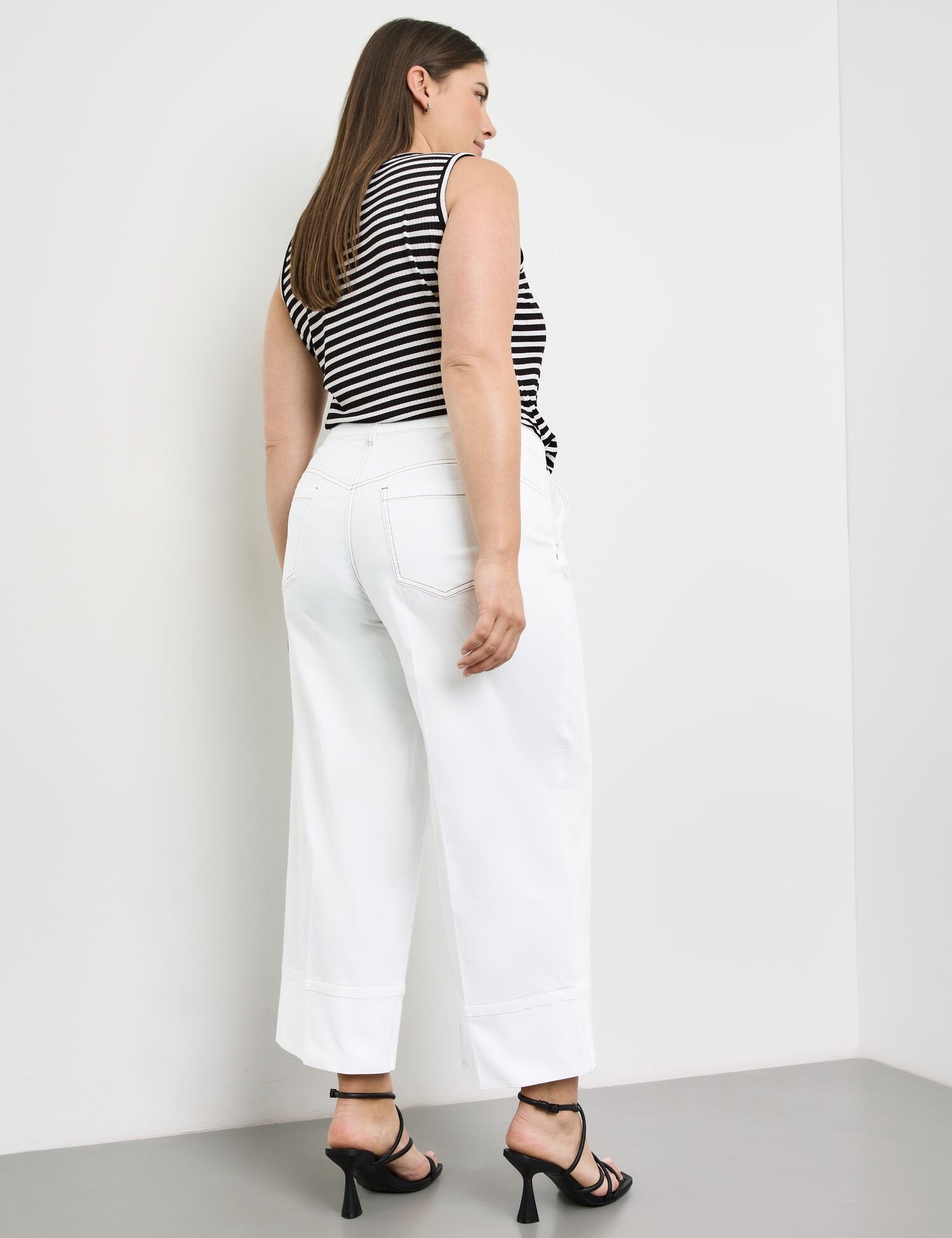 3/4-Length Jeans With A Wide Leg_420019-21409_9600_06