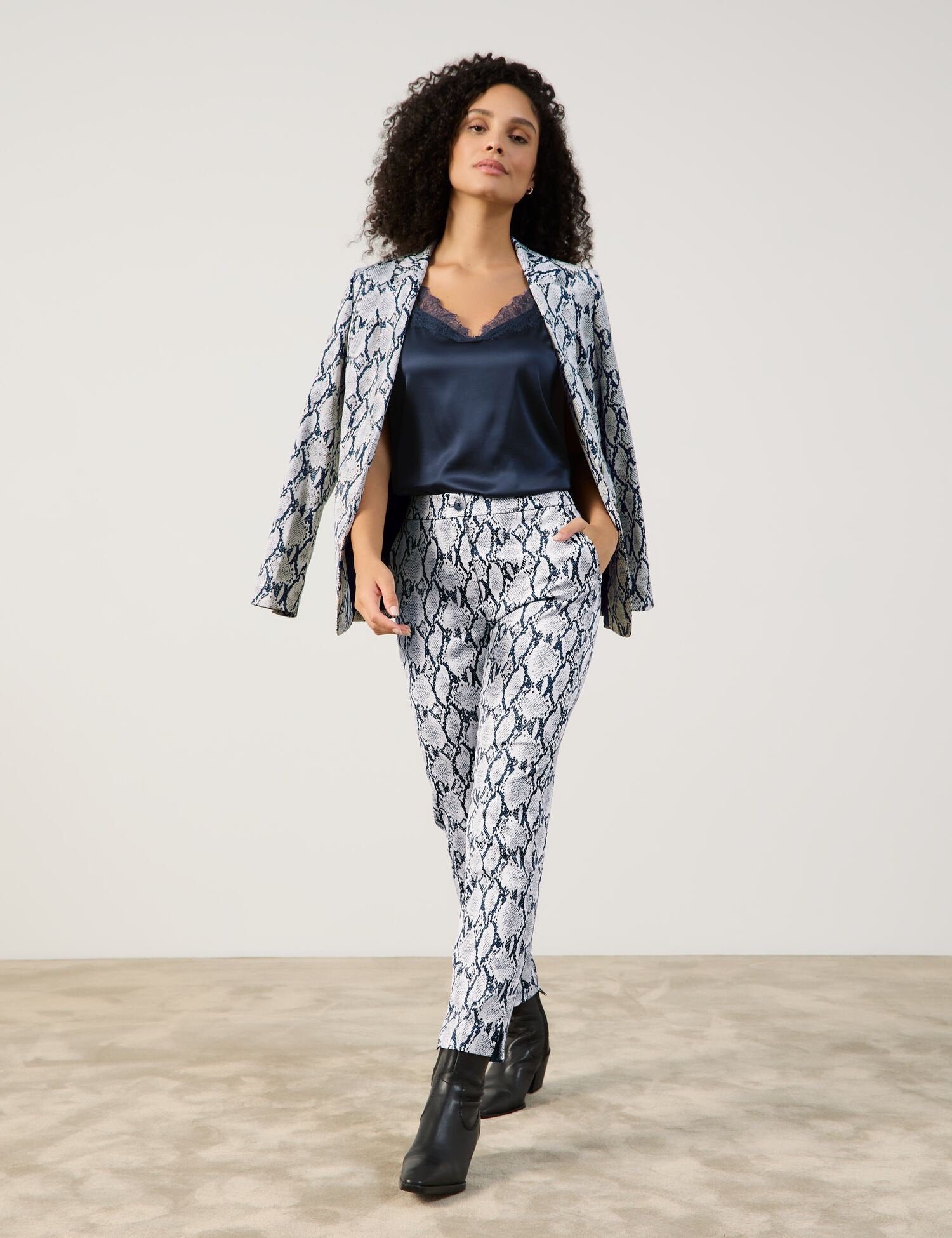 7/8-Length Trousers with A Snakeskin Pattern_420025-31216_9150_01