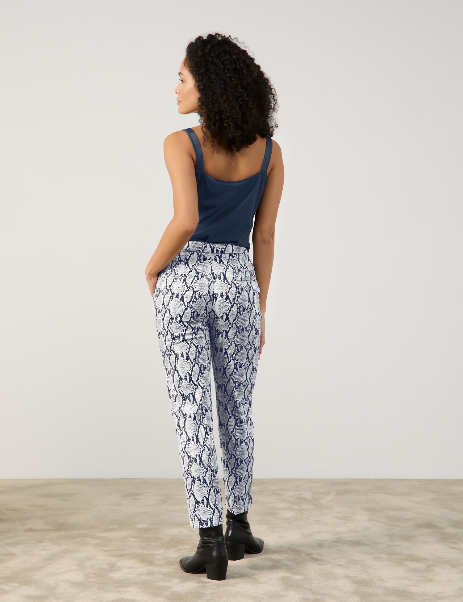 7/8-Length Trousers with A Snakeskin Pattern_420025-31216_9150_06