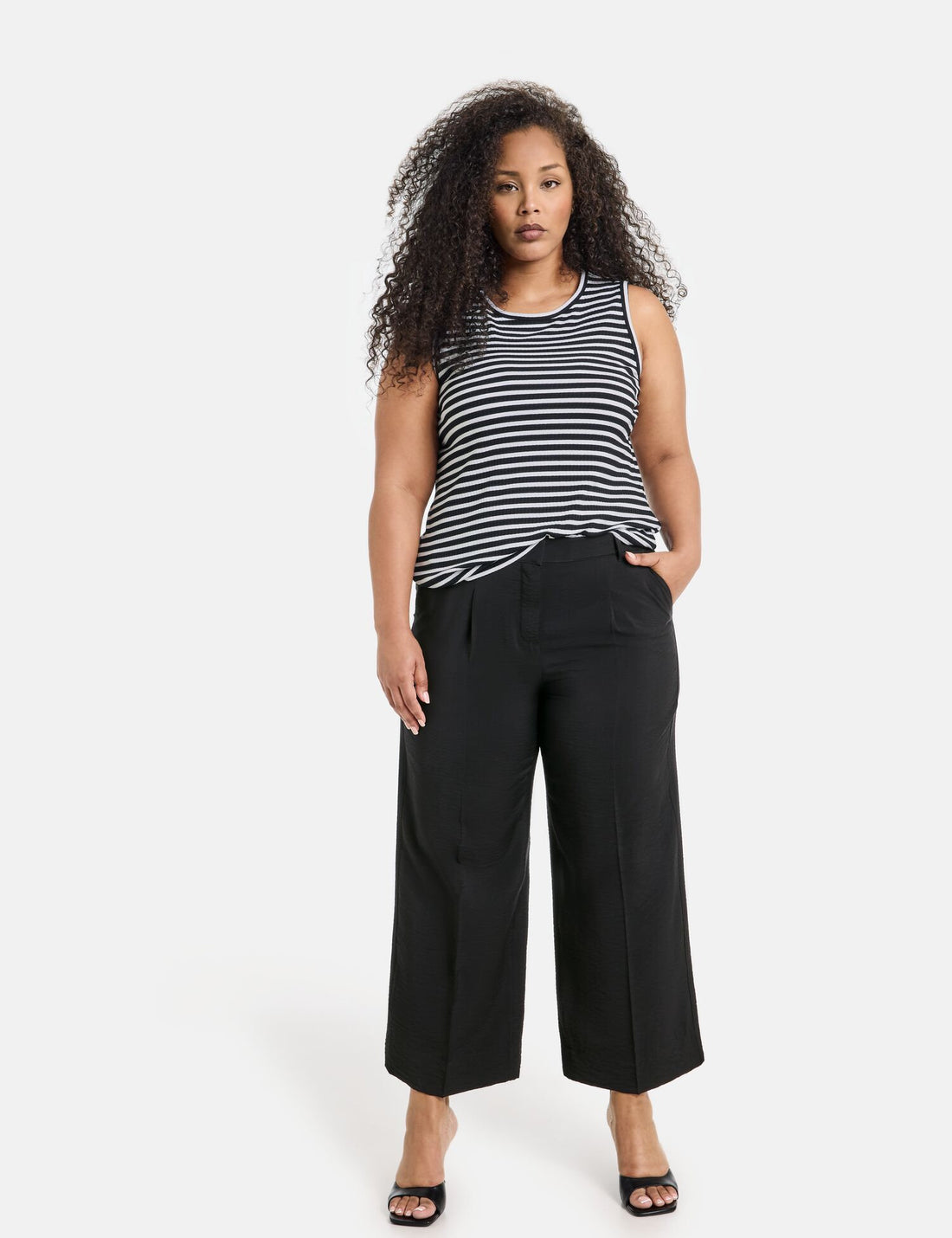 Lightweight 7/8-Length Trousers With A Wide Leg_420026-21052_1100_01