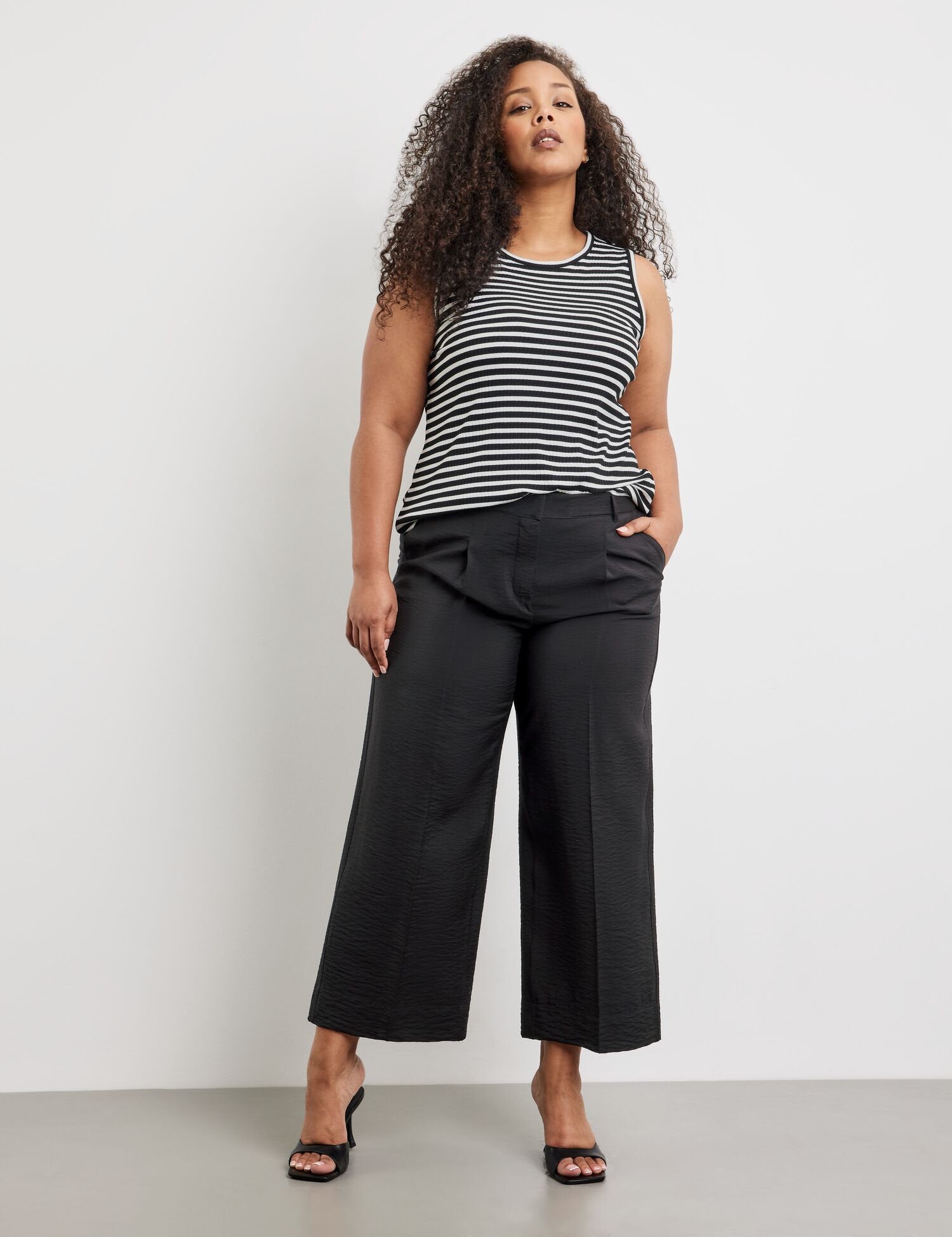 Lightweight 7/8-Length Trousers With A Wide Leg_420026-21052_1100_03