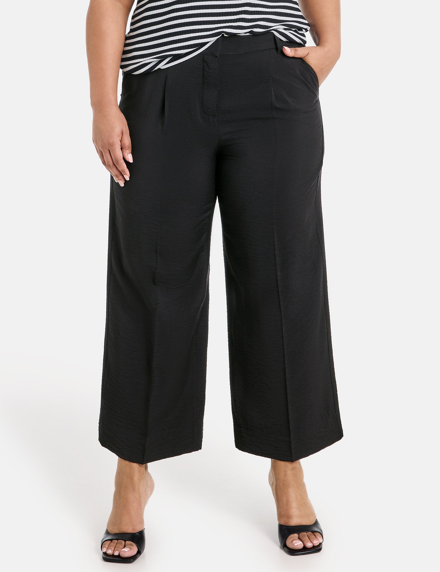 Lightweight 7/8-Length Trousers With A Wide Leg_420026-21052_1100_04