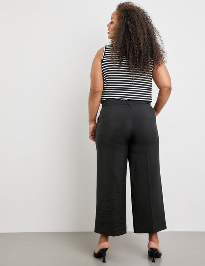 Lightweight 7/8-Length Trousers With A Wide Leg_420026-21052_1100_06