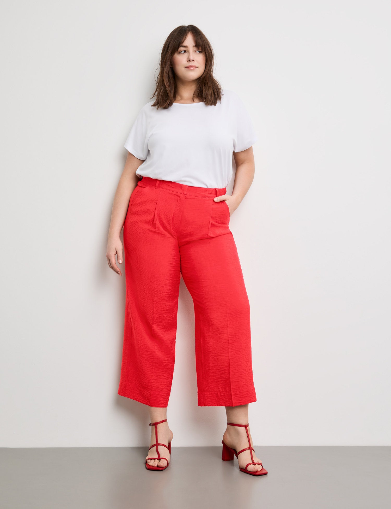 Lightweight 7/8-Length Trousers With A Wide Leg_420026-21052_6380_03