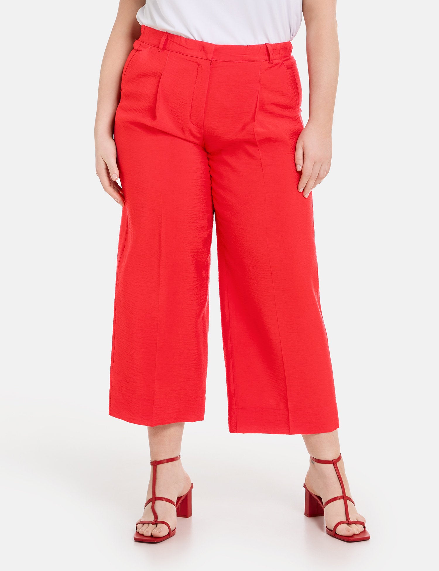 Lightweight 7/8-Length Trousers With A Wide Leg_420026-21052_6380_04
