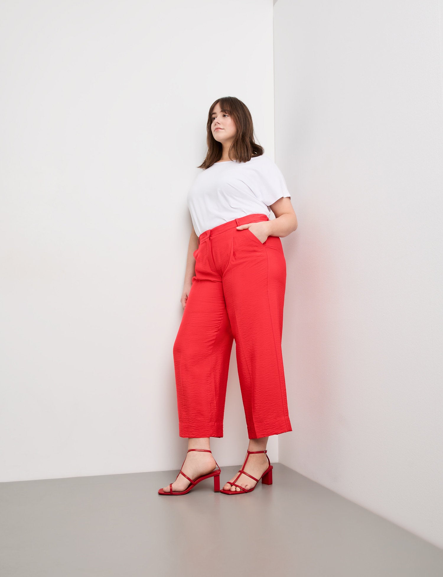 Lightweight 7/8-Length Trousers With A Wide Leg_420026-21052_6380_05