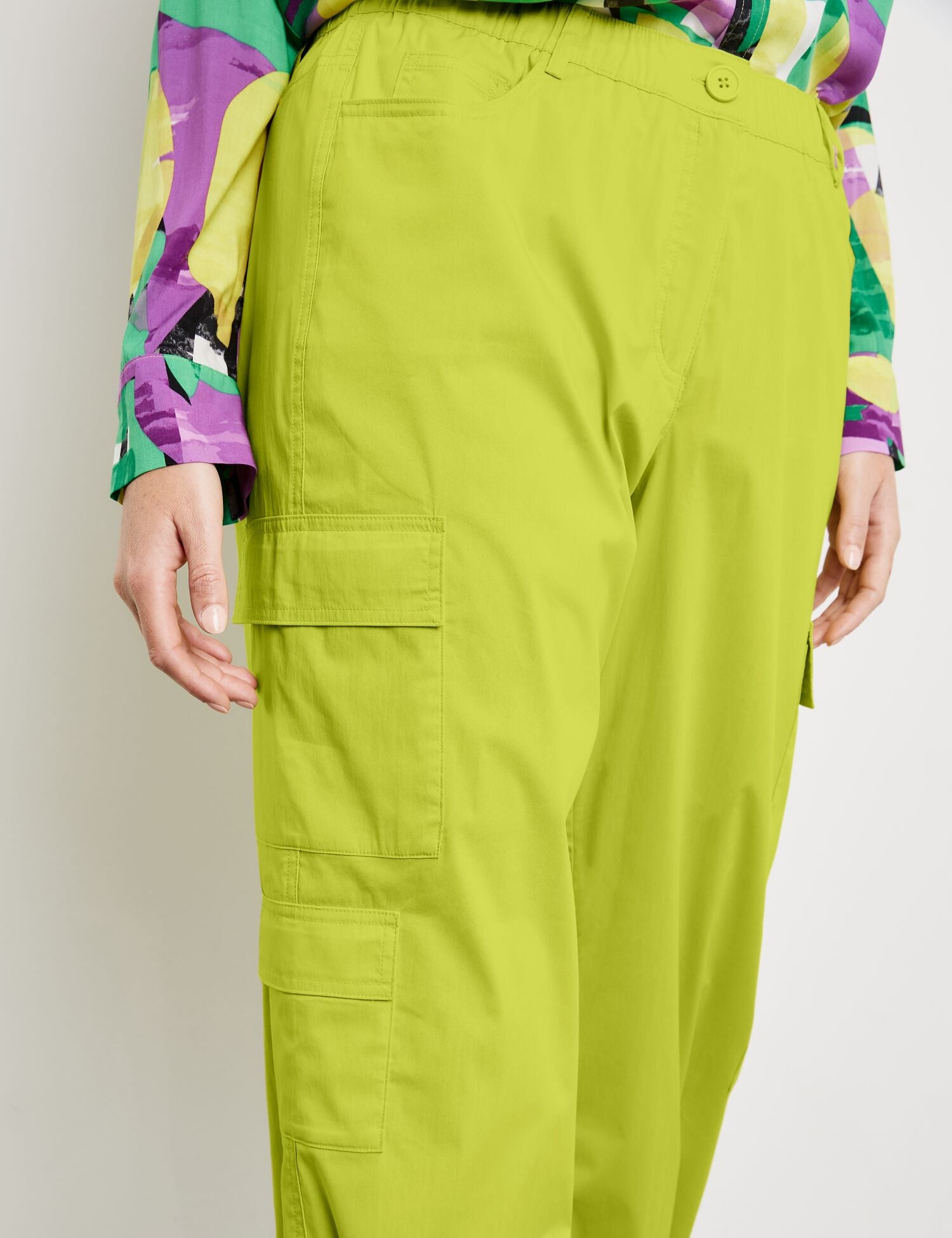 Cargo Trousers In A Cotton Blend_420029-21050_5600_02