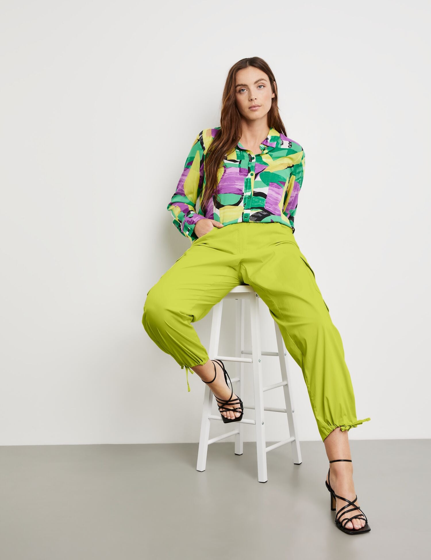 Cargo Trousers In A Cotton Blend_420029-21050_5600_03