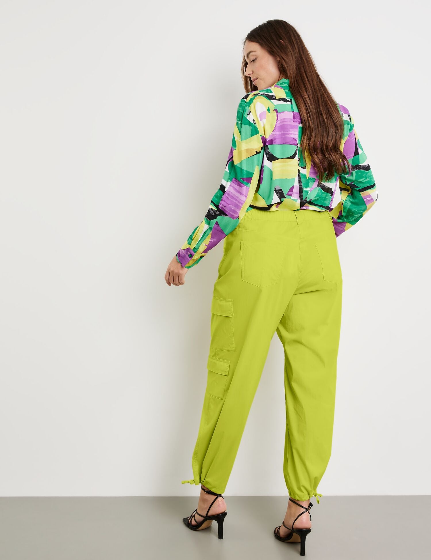 Cargo Trousers In A Cotton Blend_420029-21050_5600_04