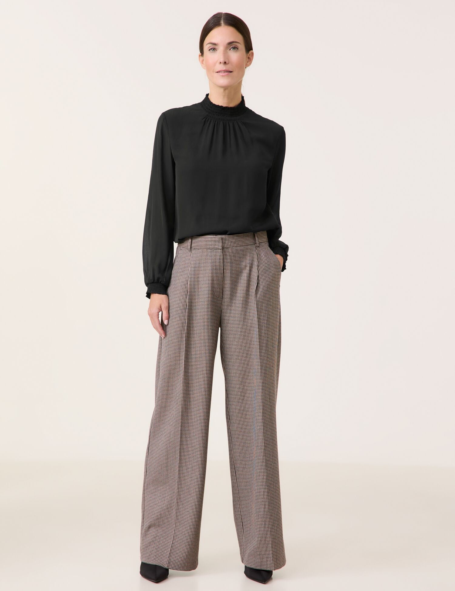 Wide Pants with Tap Entry_420030-31311_1110_01