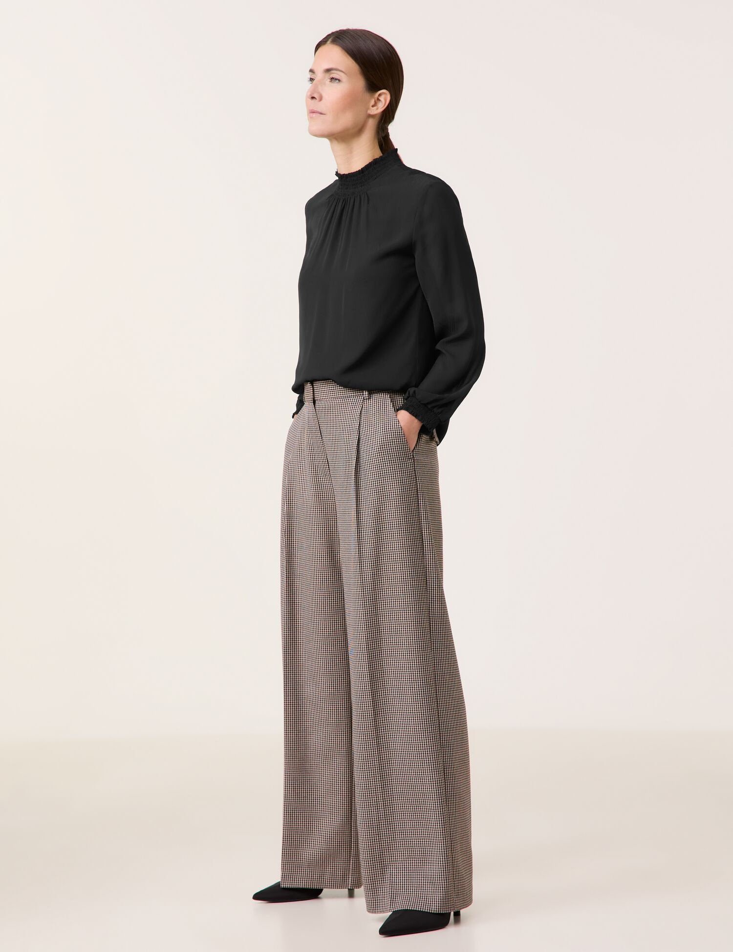 Wide Pants with Tap Entry_420030-31311_1110_05