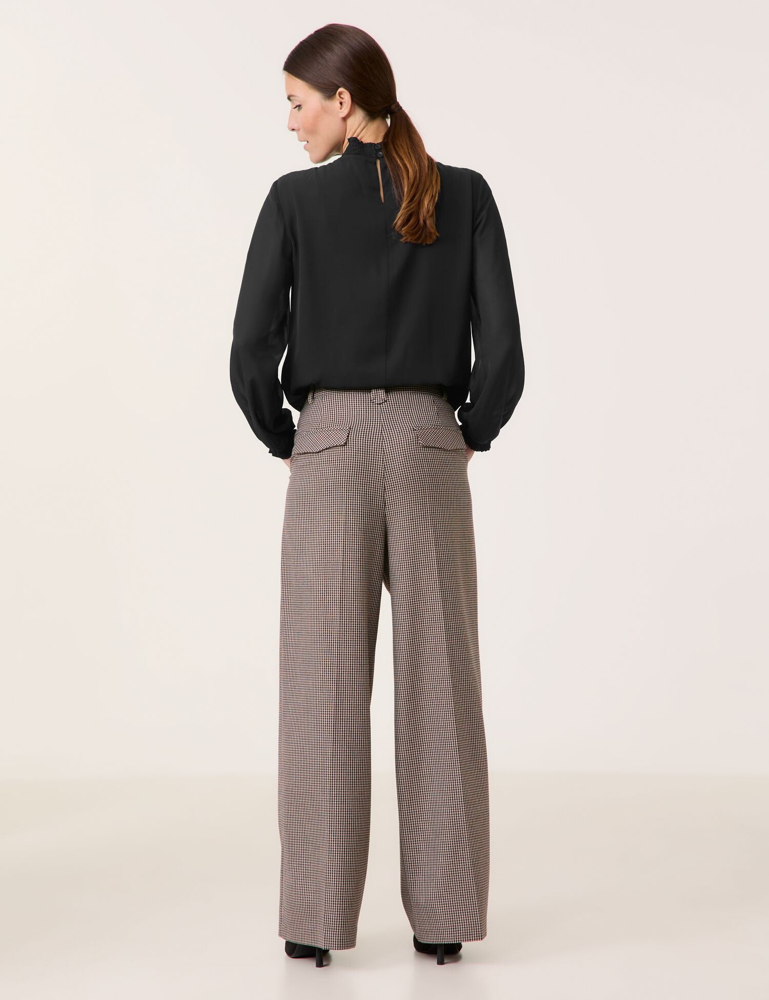 Wide Pants with Tap Entry_420030-31311_1110_06