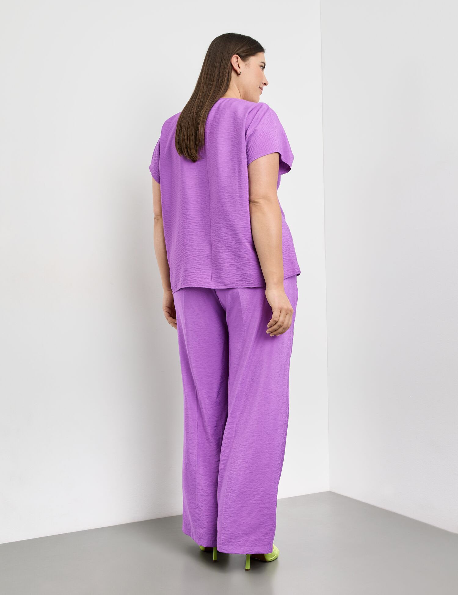Wide Trousers With A Subtle Shimmer_420031-21052_3470_06