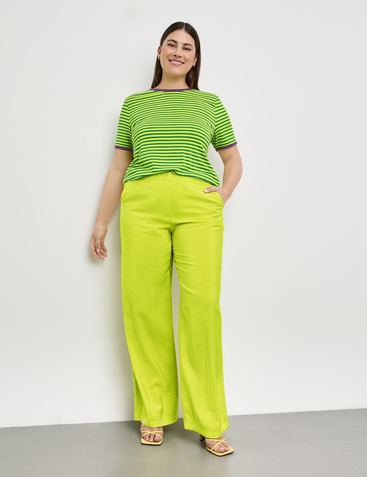 Wide Trousers With A Subtle Shimmer_420031-21052_5600_03