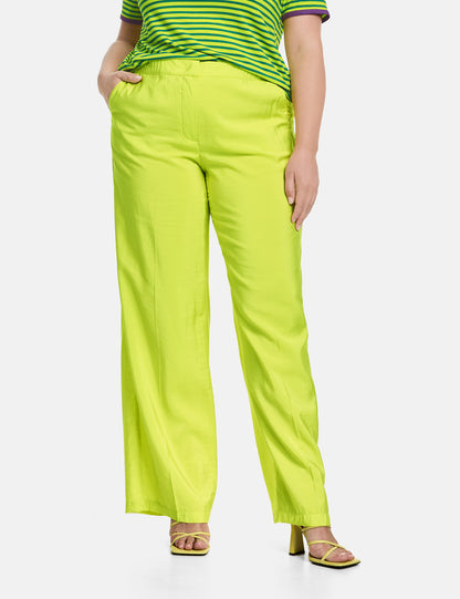 Wide Trousers With A Subtle Shimmer_420031-21052_5600_04