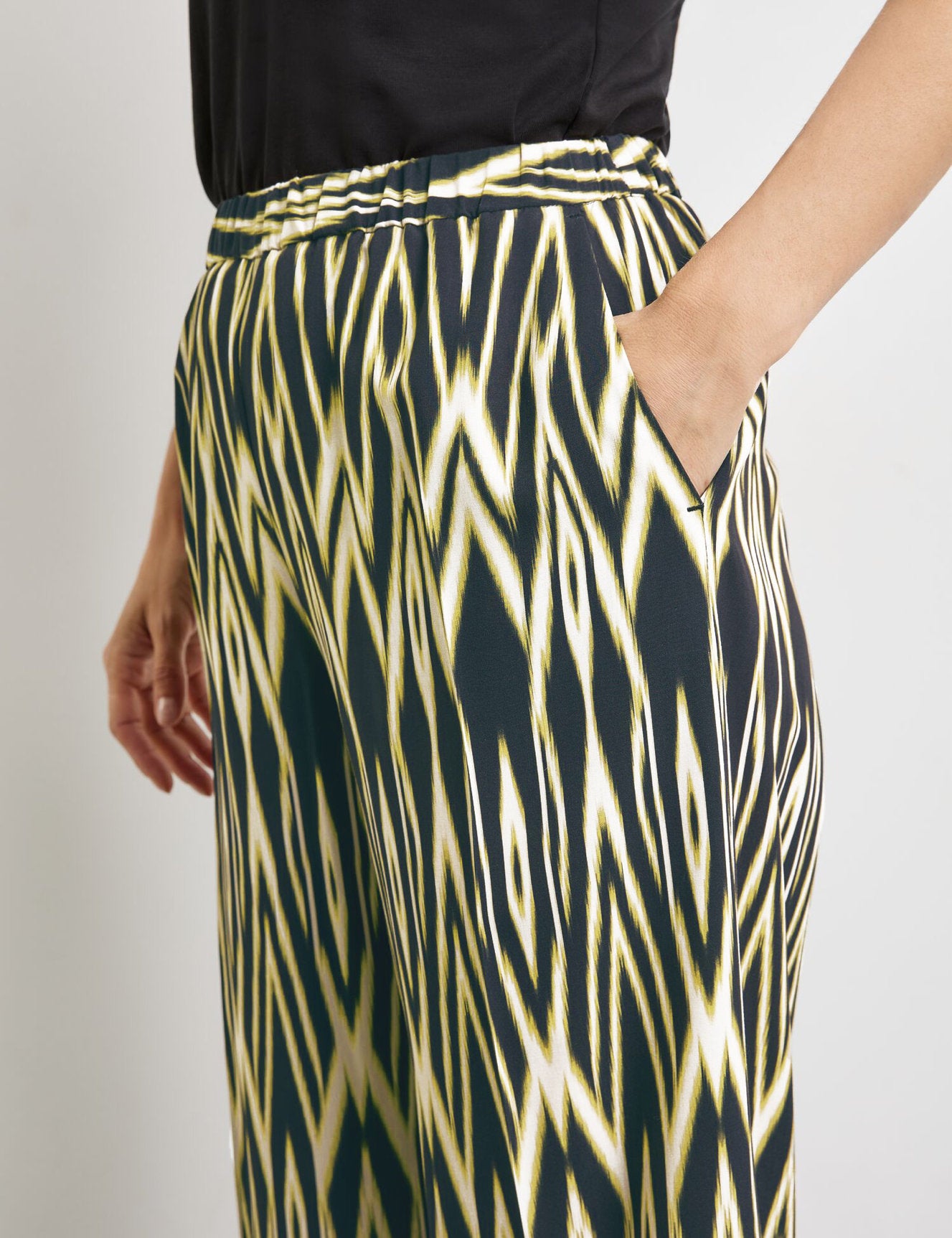 Pull-On Trousers With An Ikat Print_420043-31502_1100_04