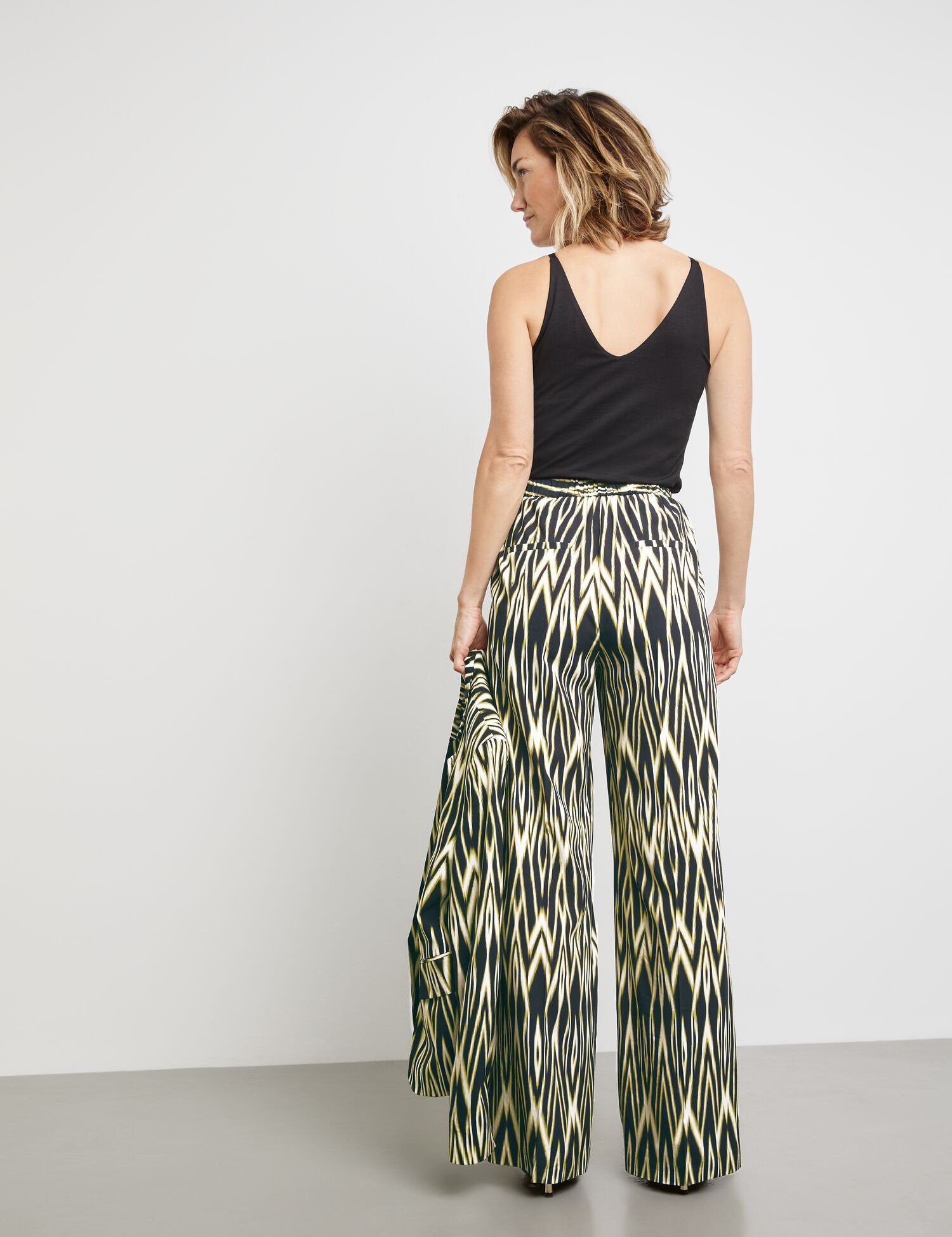 Pull-On Trousers With An Ikat Print_420043-31502_1100_06