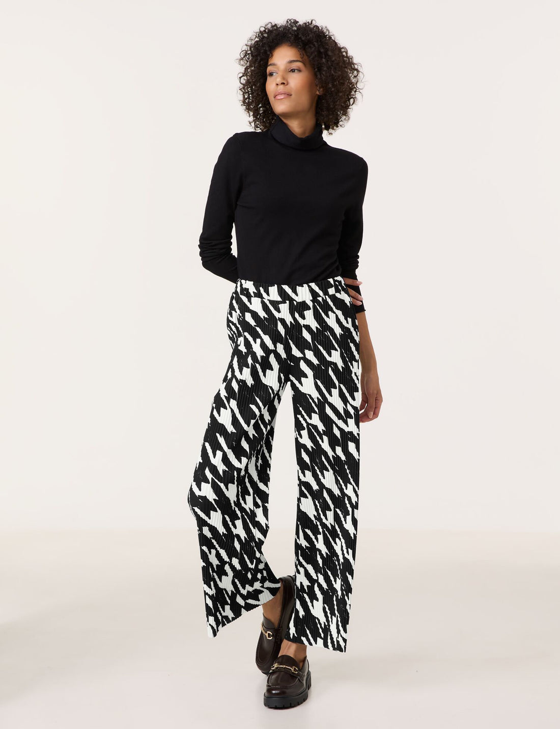 Patterned Pleated Trousers_01