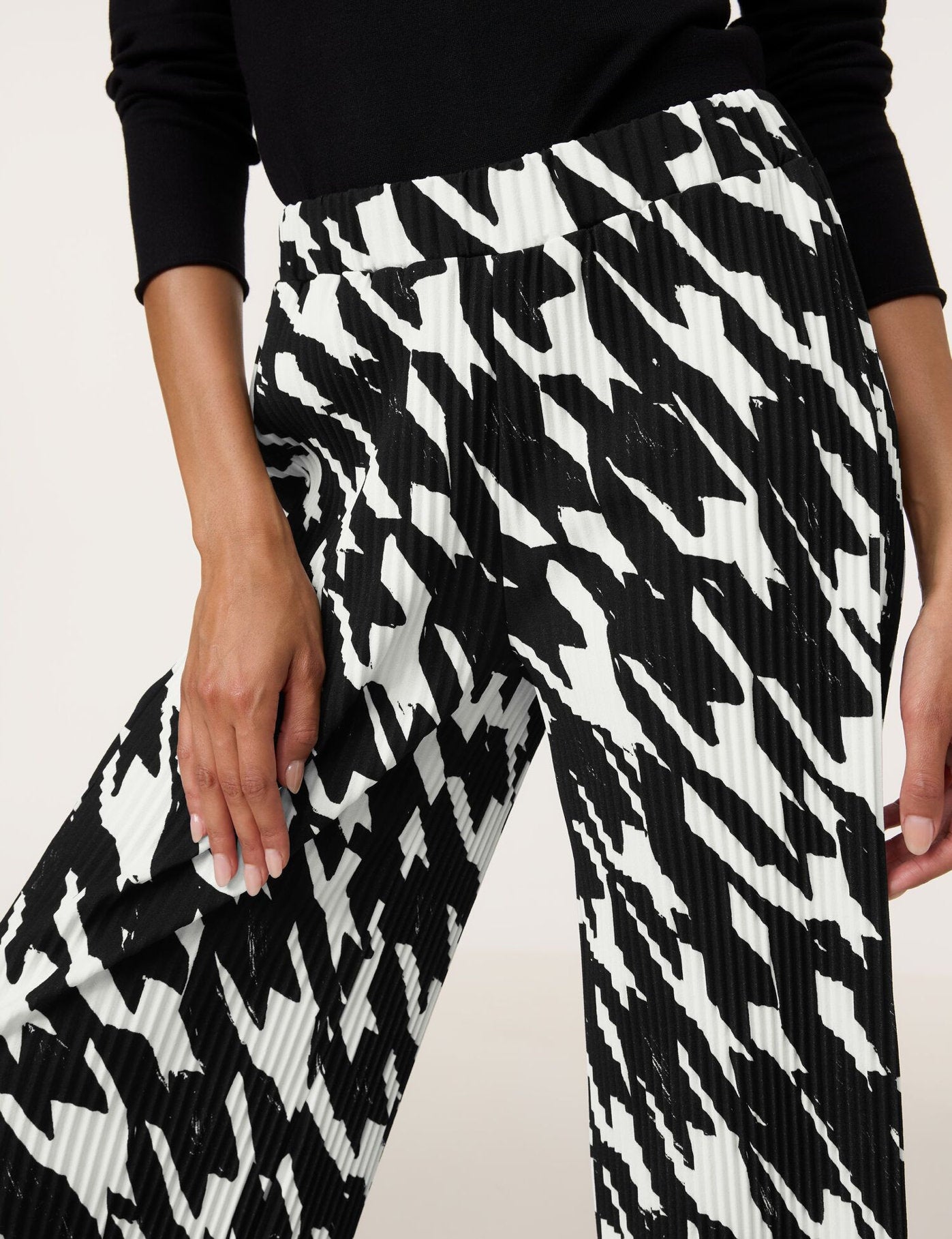 Patterned Pleated Trousers_04