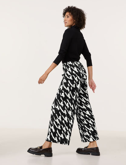 Patterned Pleated Trousers_05