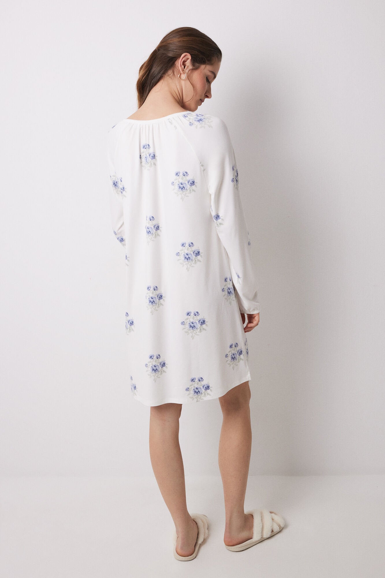 Women Secret_Long Nightgown in Soft White Jersey-Knit Fabric_4369315_19_04