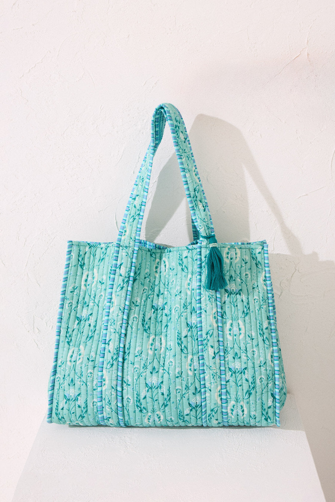 Women Secret_Quilted Bag with Floral and Striped Print_4389646_19_01