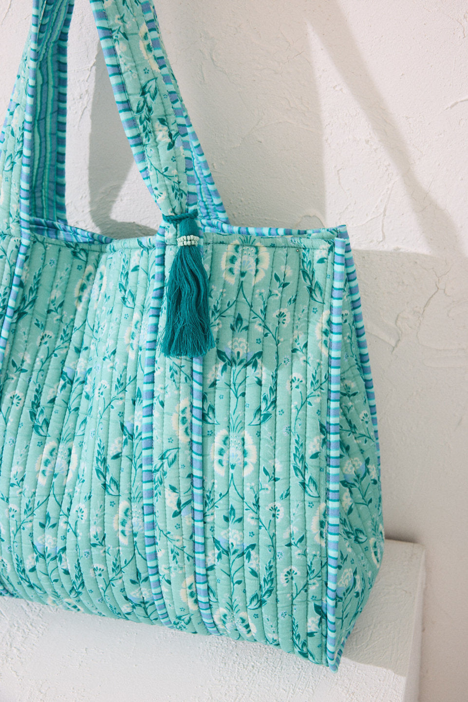 Women Secret_Quilted Bag with Floral and Striped Print_4389646_19_02