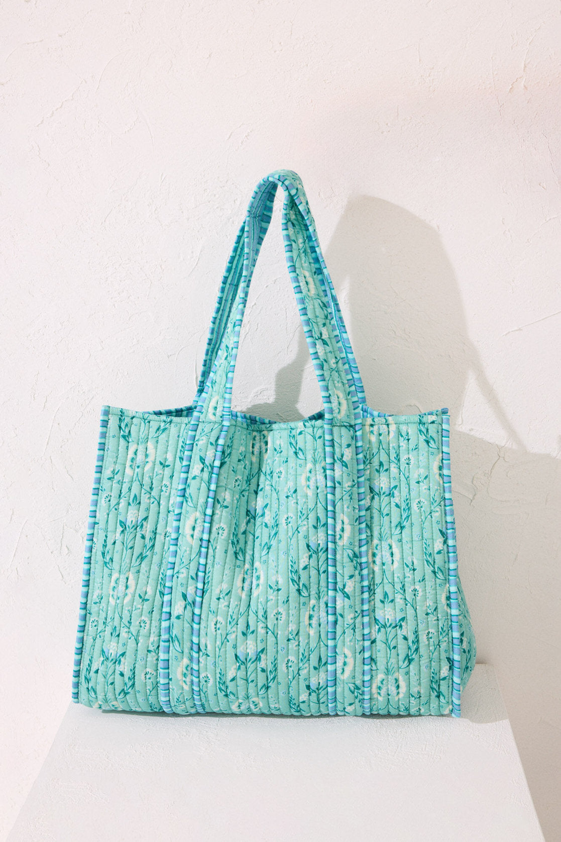 Women Secret_Quilted Bag with Floral and Striped Print_4389646_19_03