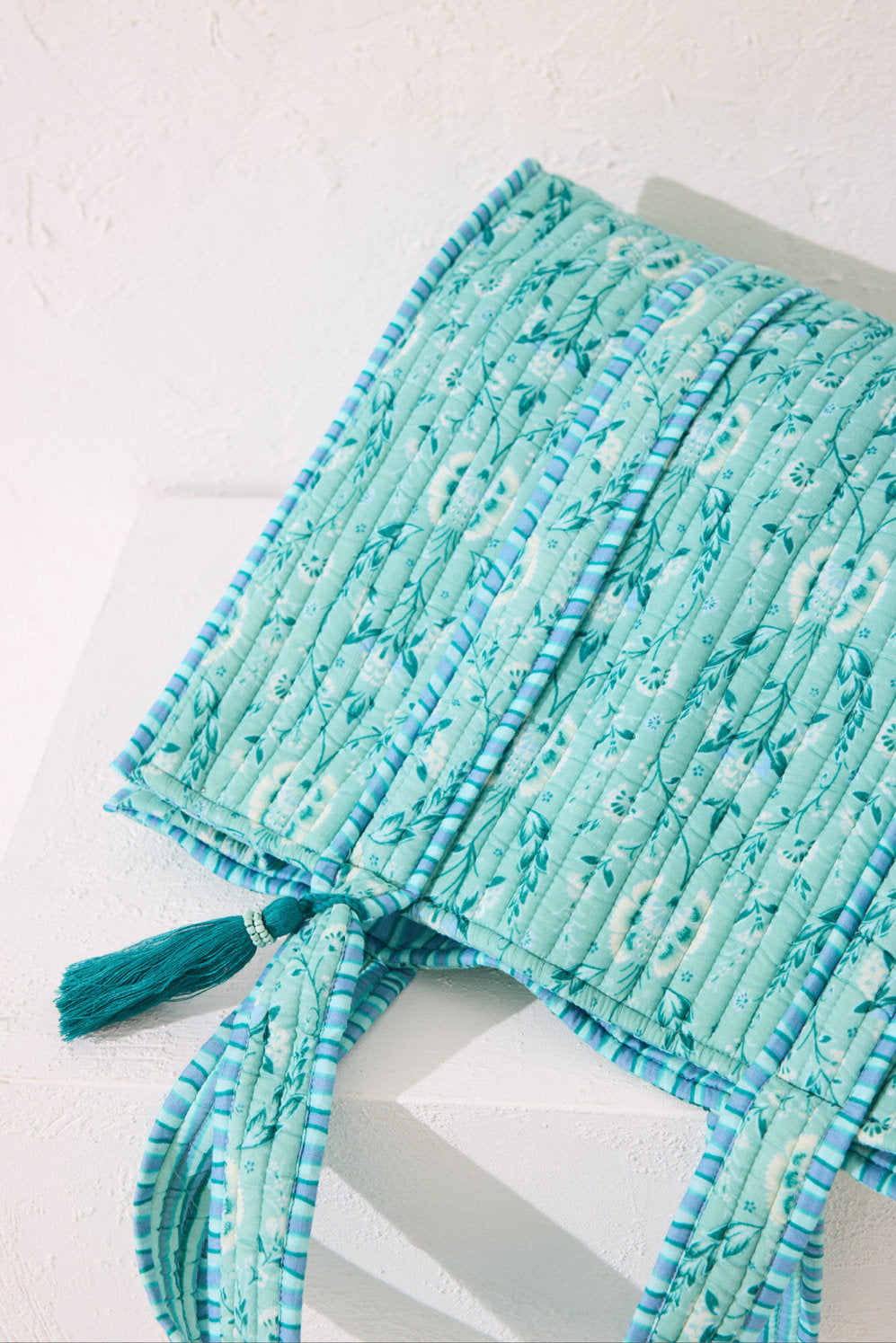 Women Secret_Quilted Bag with Floral and Striped Print_4389646_19_05