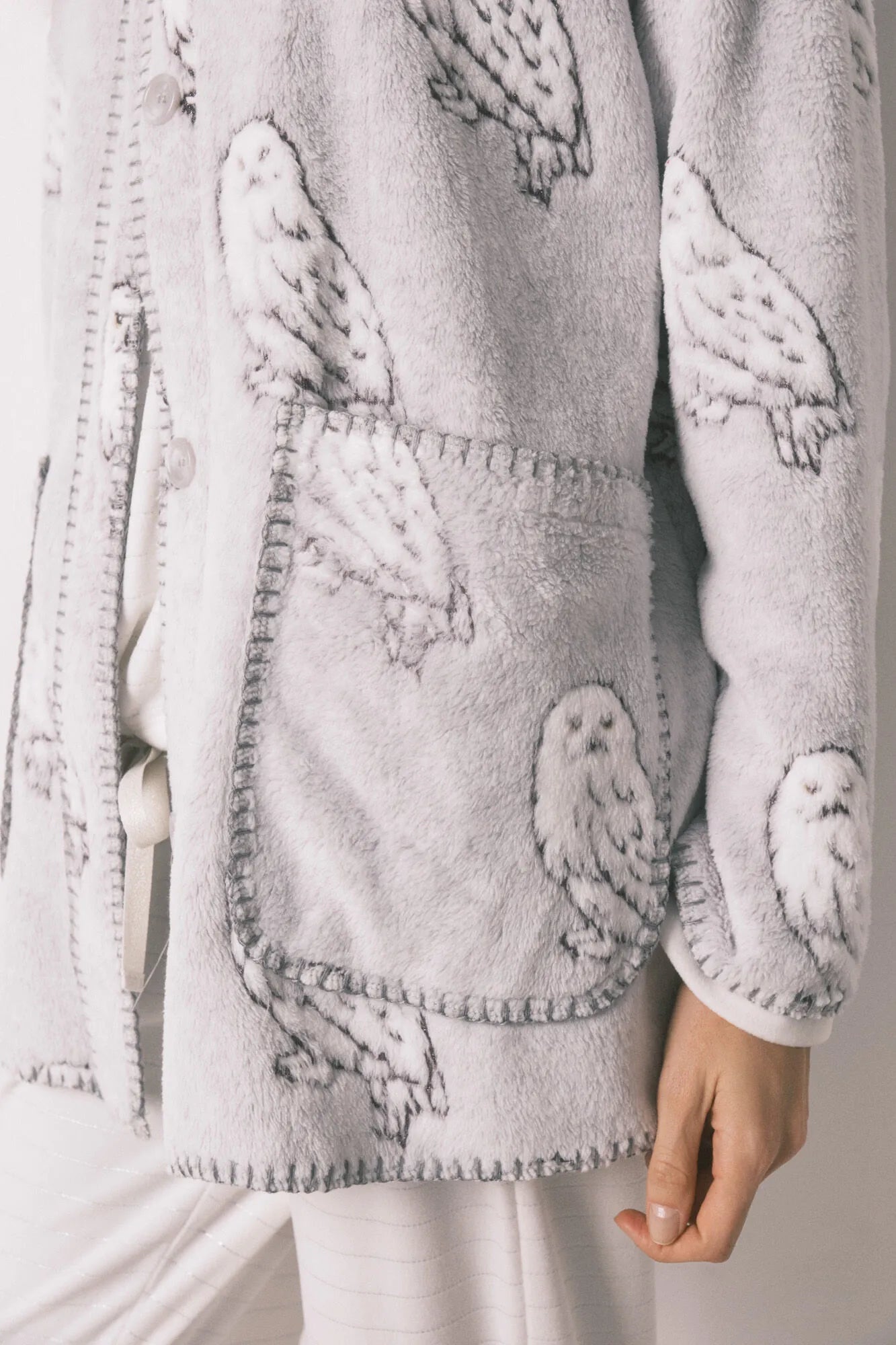 Women Secret_Dark Grey_Short Robe in Grey Furry Fleece Fabric "Hedwig"_4412216_44_04