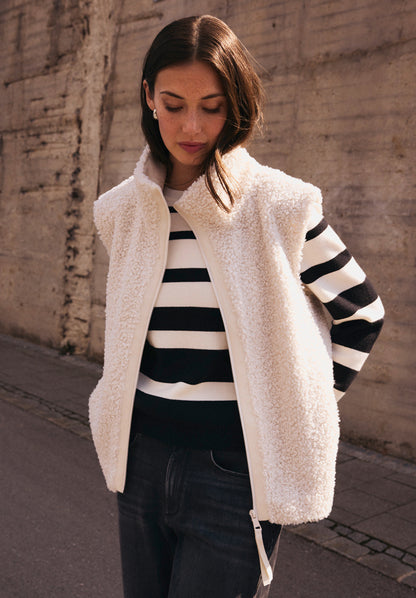 Betty Barclay_White Sand_Faux Fur Vest with Pockets_4447-3278_1032_01