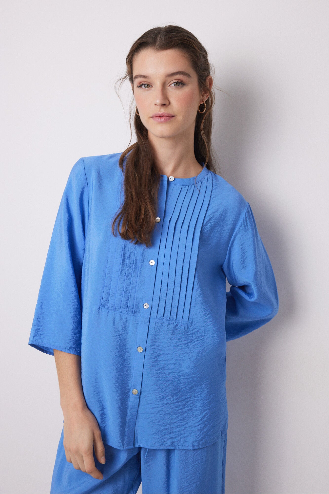 Women Secret_Long Blue Pleated Satin Pajama Shirt_4469714_19_03