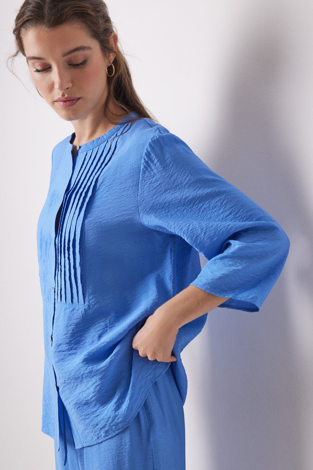 Women Secret_Long Blue Pleated Satin Pajama Shirt_4469714_19_05