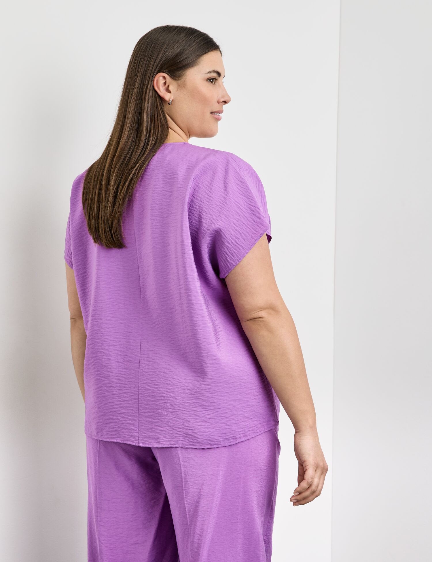 Blouse Top With A Subtle Shimmer_460040-21052_3470_06